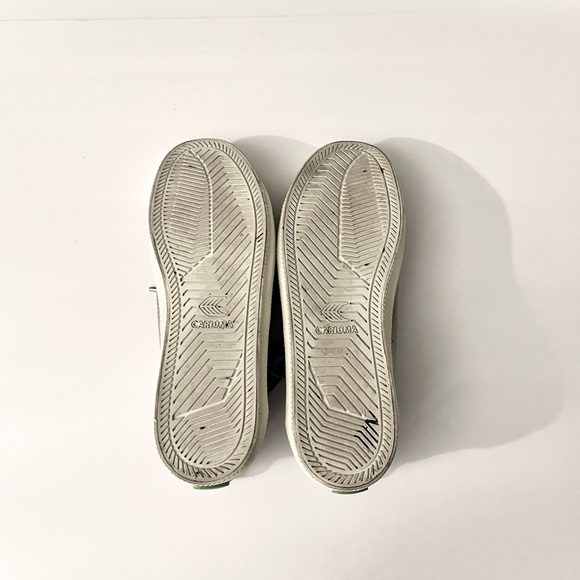 Cariuma OCA Low Brazilian Grey / Beige suede sneaker. Women’s size 8.5 - Picture 6 of 6